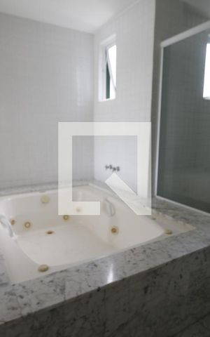 Casa de condomínio à venda com 470m², 4 quartos e 4 vagasBanheiro da Suíte 1