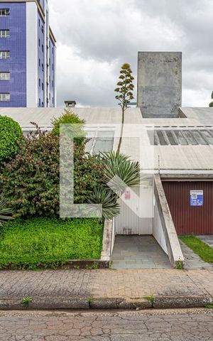 Casa à venda com 424m², 5 quartos e 4 vagas Casa à venda com 424m², 5 quartos e 4 vagasFachada