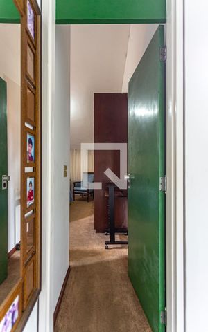 Casa à venda com 424m², 5 quartos e 4 vagas Casa à venda com 424m², 5 quartos e 4 vagasCorredor Dormitórios