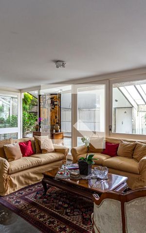 Casa à venda com 424m², 5 quartos e 4 vagas Casa à venda com 424m², 5 quartos e 4 vagasSala Living