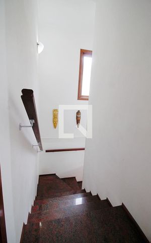 Casa à venda com 180m², 3 quartos e 2 vagasEscada