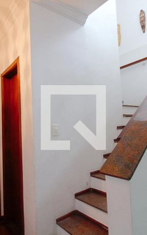Casa à venda com 180m², 3 quartos e 2 vagasEscada