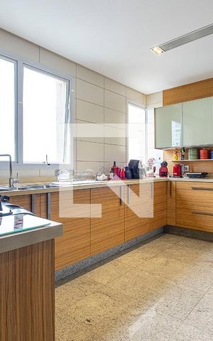 Apartamento à venda com 264m², 4 quartos e 5 vagas Apartamento à venda com 264m², 4 quartos e 5 vagasCozinha