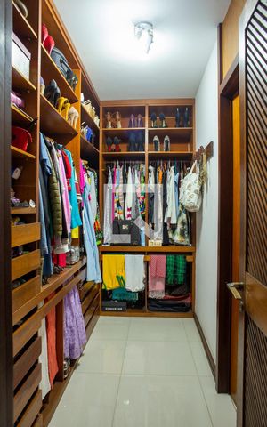 Casa à venda com 648m², 3 quartos e 8 vagas Casa à venda com 648m², 3 quartos e 8 vagasCloset da suíte 2