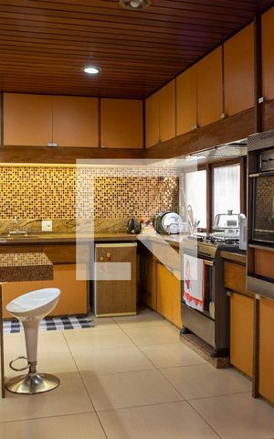 Casa à venda com 648m², 3 quartos e 8 vagas Casa à venda com 648m², 3 quartos e 8 vagasCozinha