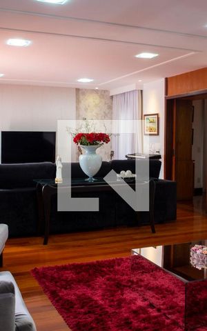 Casa à venda com 648m², 3 quartos e 8 vagas Casa à venda com 648m², 3 quartos e 8 vagasSala de Estar