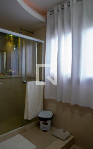 Casa à venda com 648m², 3 quartos e 8 vagas Casa à venda com 648m², 3 quartos e 8 vagasBanheiro da Suíte 2