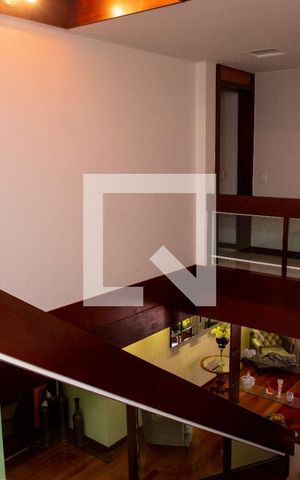 Casa à venda com 648m², 3 quartos e 8 vagas Casa à venda com 648m², 3 quartos e 8 vagasDetalhe Escada
