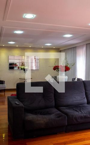 Casa à venda com 648m², 3 quartos e 8 vagas Casa à venda com 648m², 3 quartos e 8 vagasSala de Estar