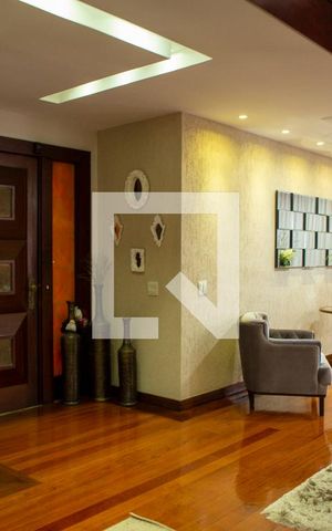 Casa à venda com 648m², 3 quartos e 8 vagas Casa à venda com 648m², 3 quartos e 8 vagasAdega