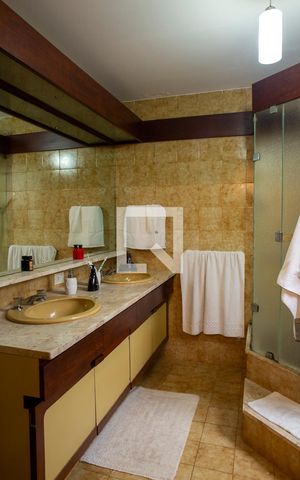 Casa à venda com 648m², 3 quartos e 8 vagas Casa à venda com 648m², 3 quartos e 8 vagasBanheiro da Suíte 3