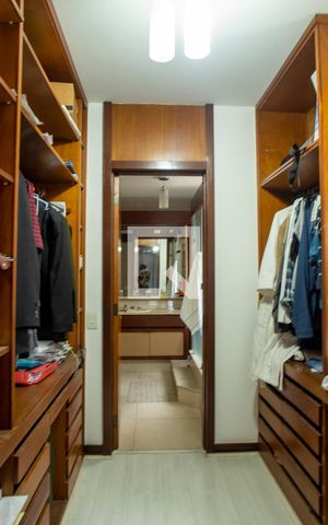 Casa à venda com 648m², 3 quartos e 8 vagas Casa à venda com 648m², 3 quartos e 8 vagasCloset da suíte 1