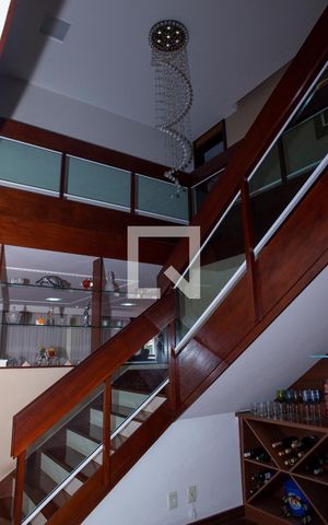 Casa à venda com 648m², 3 quartos e 8 vagas Casa à venda com 648m², 3 quartos e 8 vagasDetalhe Escada