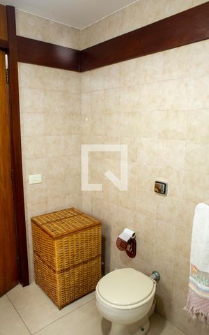 Casa à venda com 648m², 3 quartos e 8 vagas Casa à venda com 648m², 3 quartos e 8 vagasBanheiro da Suíte 1