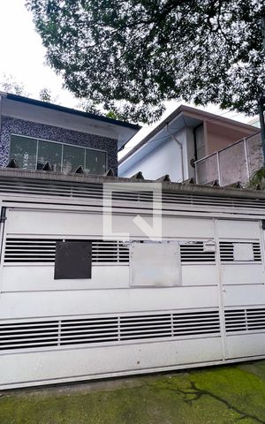 Casa à venda com 342m², 6 quartos e 4 vagasFachada