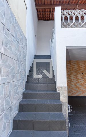 Casa à venda com 170m², 3 quartos e 2 vagas Casa à venda com 170m², 3 quartos e 2 vagasEscada