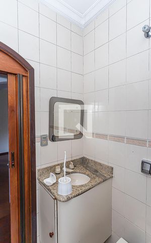 Casa à venda com 170m², 3 quartos e 2 vagas Casa à venda com 170m², 3 quartos e 2 vagasBanheiro Social