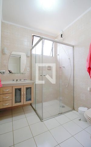 Casa à venda com 400m², 5 quartos e 2 vagas Casa à venda com 400m², 5 quartos e 2 vagasBanheiro da Suíte 2