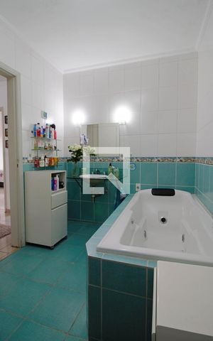 Casa à venda com 400m², 5 quartos e 2 vagas Casa à venda com 400m², 5 quartos e 2 vagasBanheiro Social