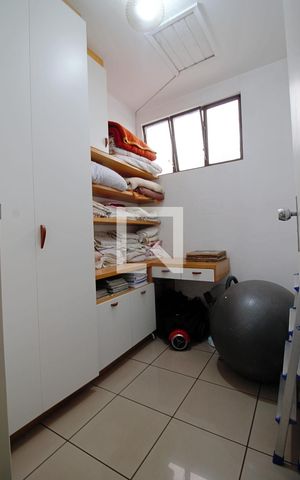 Casa à venda com 400m², 5 quartos e 2 vagas Casa à venda com 400m², 5 quartos e 2 vagasCloset