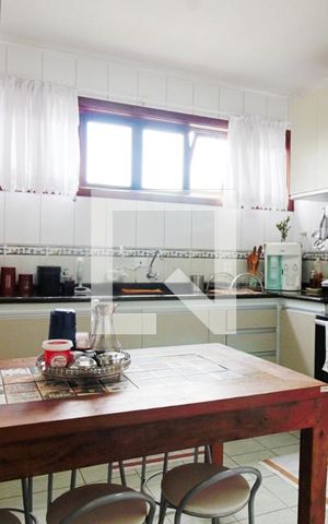 Casa à venda com 400m², 5 quartos e 2 vagas Casa à venda com 400m², 5 quartos e 2 vagasCozinha