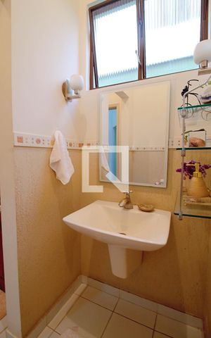 Casa à venda com 400m², 5 quartos e 2 vagas Casa à venda com 400m², 5 quartos e 2 vagasLavabo