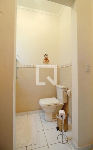 Casa à venda com 400m², 5 quartos e 2 vagas Casa à venda com 400m², 5 quartos e 2 vagasLavabo
