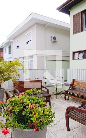 Casa à venda com 400m², 5 quartos e 2 vagas Casa à venda com 400m², 5 quartos e 2 vagasVaranda da Frente