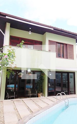Casa à venda com 400m², 5 quartos e 2 vagas Casa à venda com 400m², 5 quartos e 2 vagasPiscina