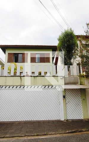 Casa à venda com 400m², 5 quartos e 2 vagas Casa à venda com 400m², 5 quartos e 2 vagasFachada