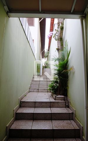Casa à venda com 400m², 5 quartos e 2 vagas Casa à venda com 400m², 5 quartos e 2 vagasEscada