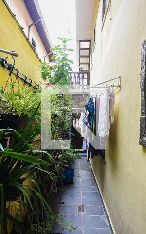 Casa de condomínio à venda com 225m², 3 quartos e 2 vagas Casa de condomínio à venda com 225m², 3 quartos e 2 vagasLateral