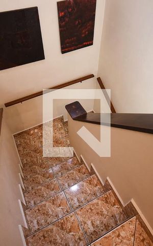 Casa de condomínio à venda com 225m², 3 quartos e 2 vagas Casa de condomínio à venda com 225m², 3 quartos e 2 vagasEscada