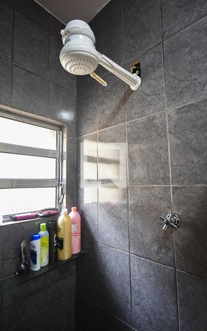 Casa de condomínio à venda com 225m², 3 quartos e 2 vagas Casa de condomínio à venda com 225m², 3 quartos e 2 vagasChuveiro do banheiro