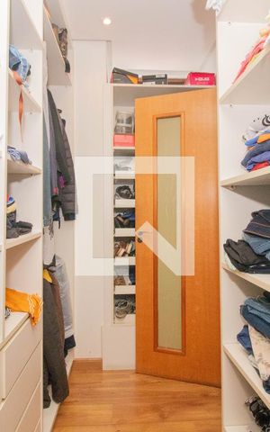 Casa à venda com 350m², 3 quartos e 4 vagasSuíte 3 - Closet