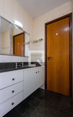 Apartamento à venda com 230m², 5 quartos e 3 vagasBanheiro da Suíte 1