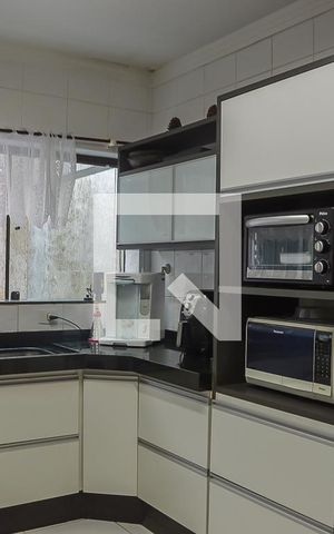 Casa para alugar com 378m², 4 quartos e 4 vagas Casa para alugar com 378m², 4 quartos e 4 vagasCozinha