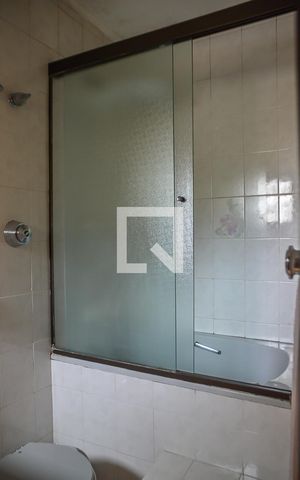 Casa para alugar com 378m², 4 quartos e 4 vagas Casa para alugar com 378m², 4 quartos e 4 vagasBanheiro da Suíte