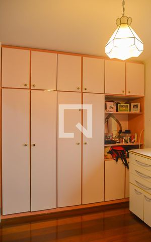 Casa para alugar com 378m², 4 quartos e 4 vagas Casa para alugar com 378m², 4 quartos e 4 vagasQuarto 2 - Suíte