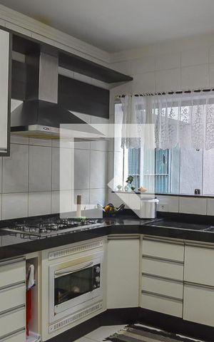 Casa para alugar com 378m², 4 quartos e 4 vagas Casa para alugar com 378m², 4 quartos e 4 vagasCozinha