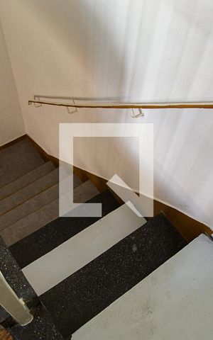 Casa à venda com 168m², 5 quartos e 2 vagas Casa à venda com 168m², 5 quartos e 2 vagasEscada