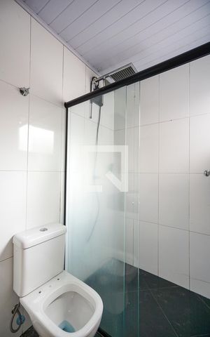Casa à venda com 486m², 5 quartos e 3 vagas Casa à venda com 486m², 5 quartos e 3 vagasBanheiro da suíte 01
