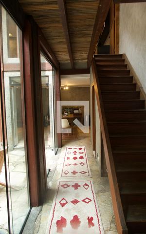 Casa à venda com 320m², 3 quartos e sem vaga Casa à venda com 320m², 3 quartos e sem vagaCorredor