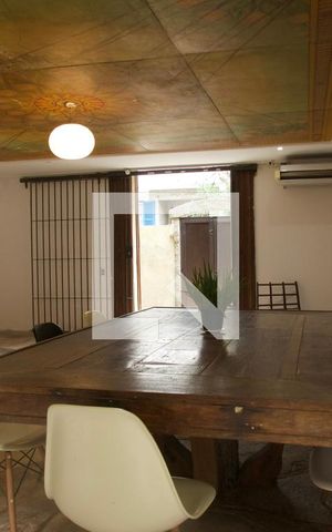 Casa à venda com 320m², 3 quartos e sem vaga Casa à venda com 320m², 3 quartos e sem vagaSala