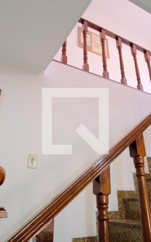 Casa à venda com 250m², 4 quartos e 3 vagasEscada