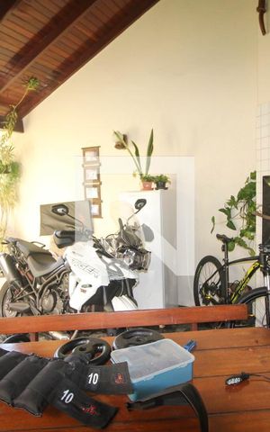 Casa à venda com 280m², 3 quartos e 2 vagas Casa à venda com 280m², 3 quartos e 2 vagasÁrea gourmet