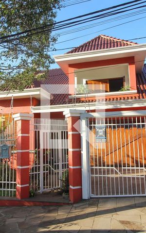 Casa à venda com 280m², 3 quartos e 2 vagas Casa à venda com 280m², 3 quartos e 2 vagasFachada