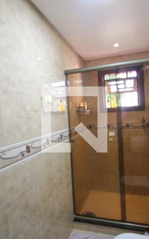 Casa à venda com 280m², 3 quartos e 2 vagas Casa à venda com 280m², 3 quartos e 2 vagasBanheiro