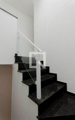 Casa à venda com 100m², 3 quartos e 2 vagas Casa à venda com 100m², 3 quartos e 2 vagasEscada