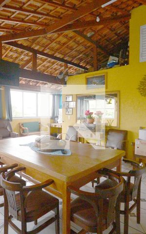 Casa à venda com 352m², 6 quartos e 2 vagas Casa à venda com 352m², 6 quartos e 2 vagasEspaço Gourmet